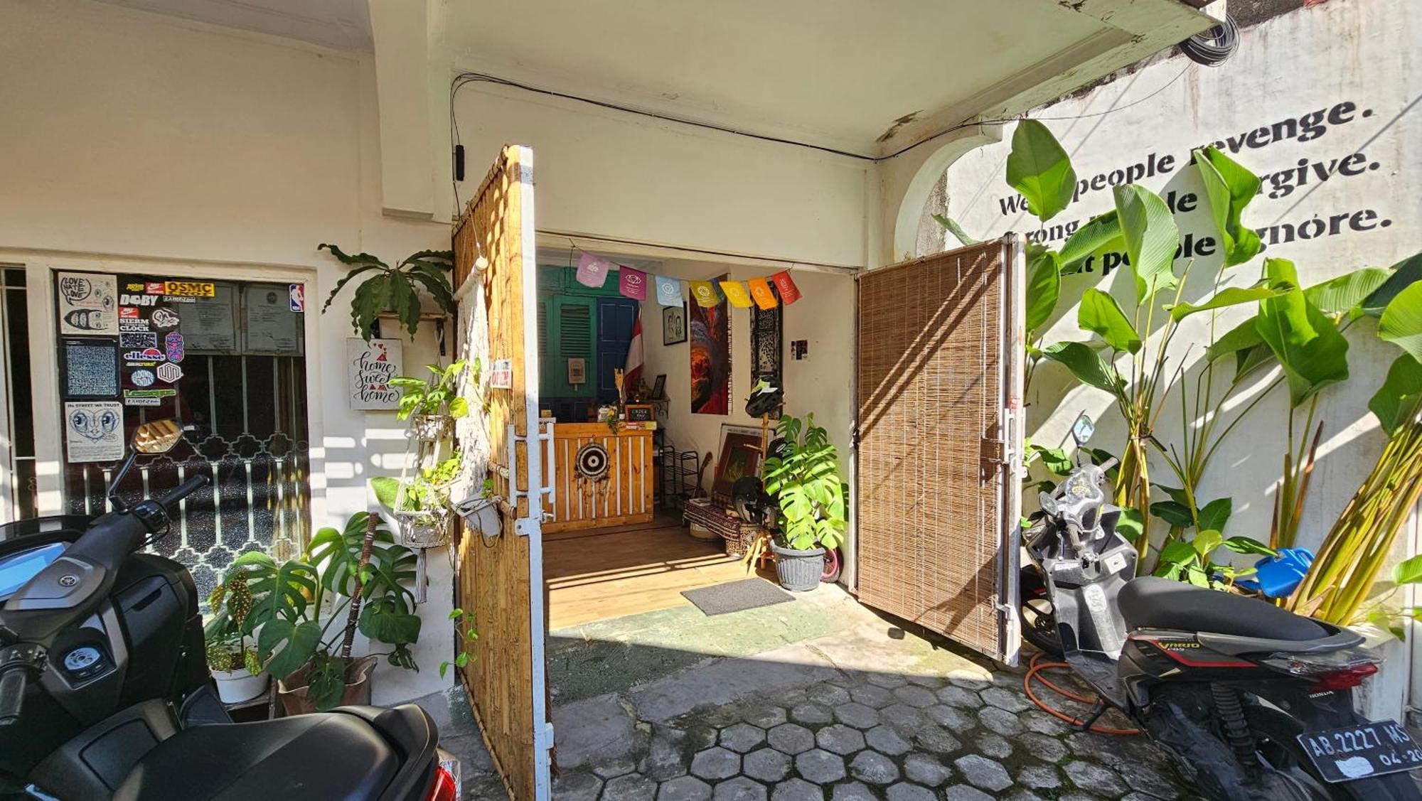 Oke Baik Hostel Yogyakarta Exteriör bild