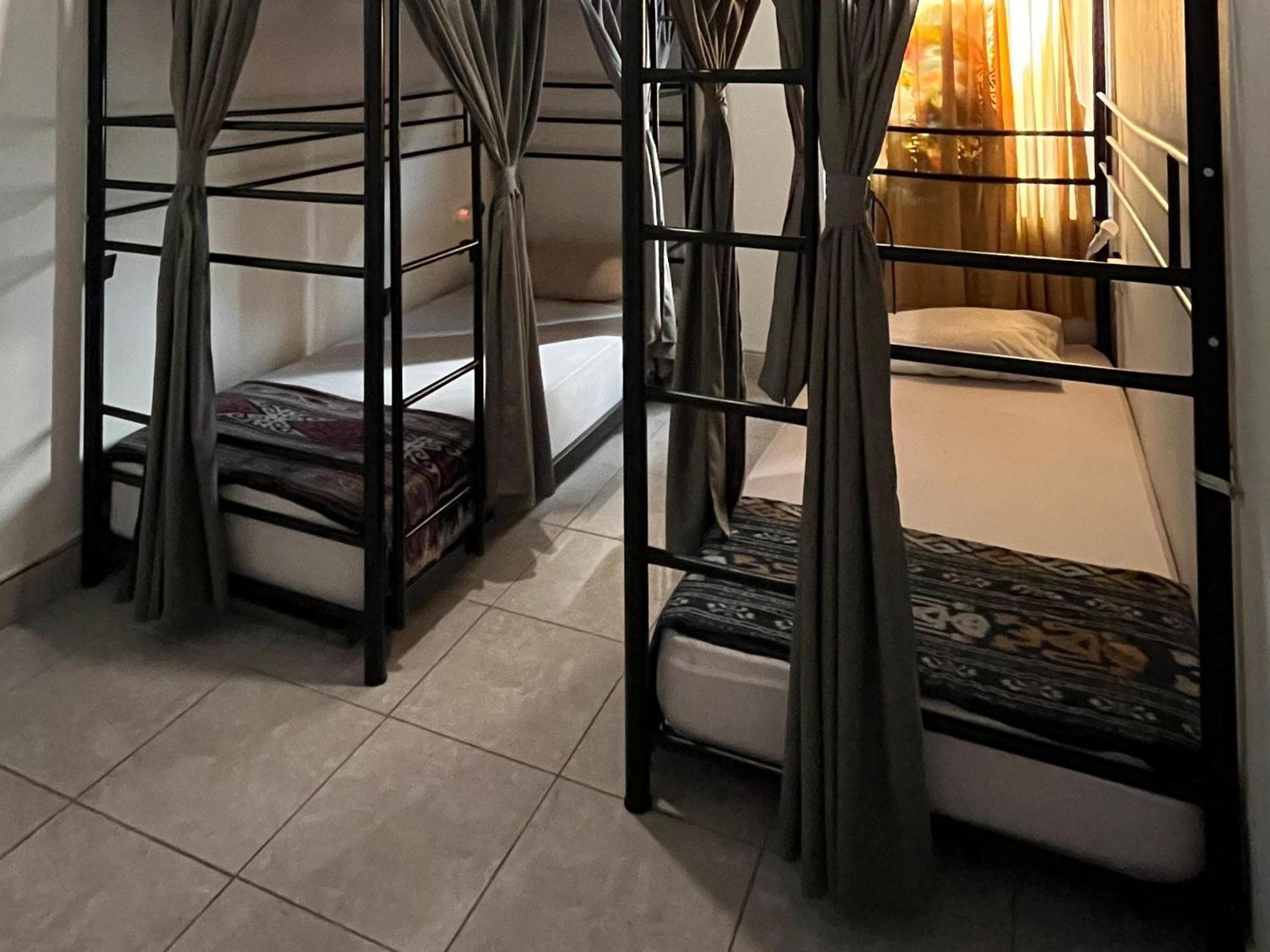 Oke Baik Hostel Yogyakarta Exteriör bild