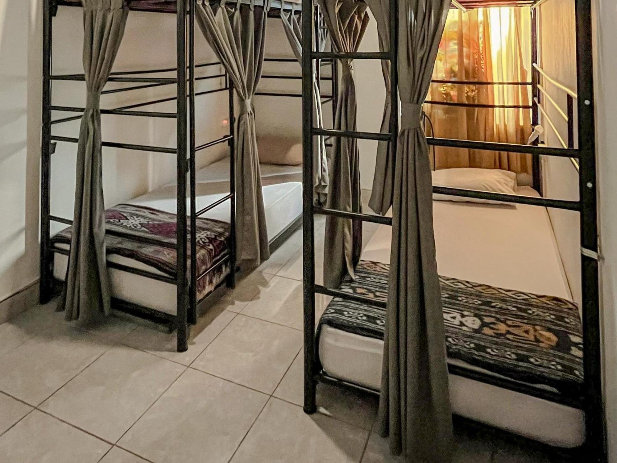 Oke Baik Hostel Yogyakarta Exteriör bild